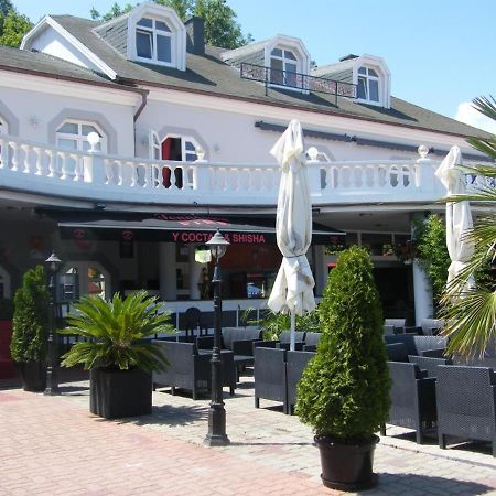 Bed and Breakfast Y Panzio Balatonlelle Esterno foto