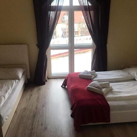 Bed and Breakfast Y Panzio Balatonlelle Esterno foto