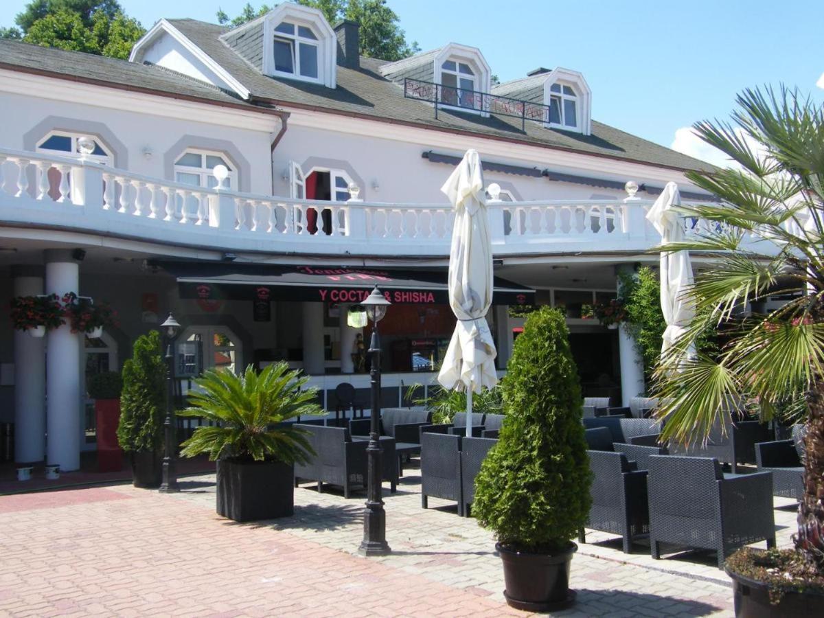 Bed and Breakfast Y Panzio Balatonlelle Esterno foto