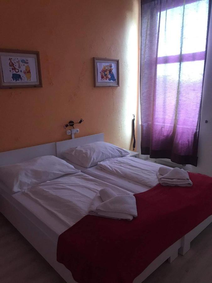 Bed and Breakfast Y Panzio Balatonlelle Esterno foto
