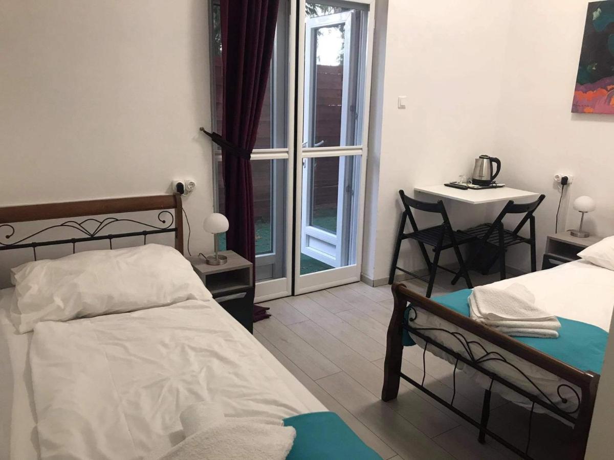 Bed and Breakfast Y Panzio Balatonlelle Esterno foto