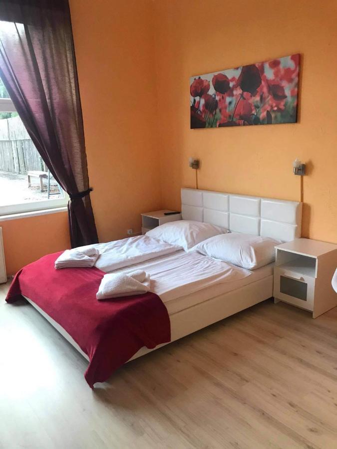 Bed and Breakfast Y Panzio Balatonlelle Esterno foto