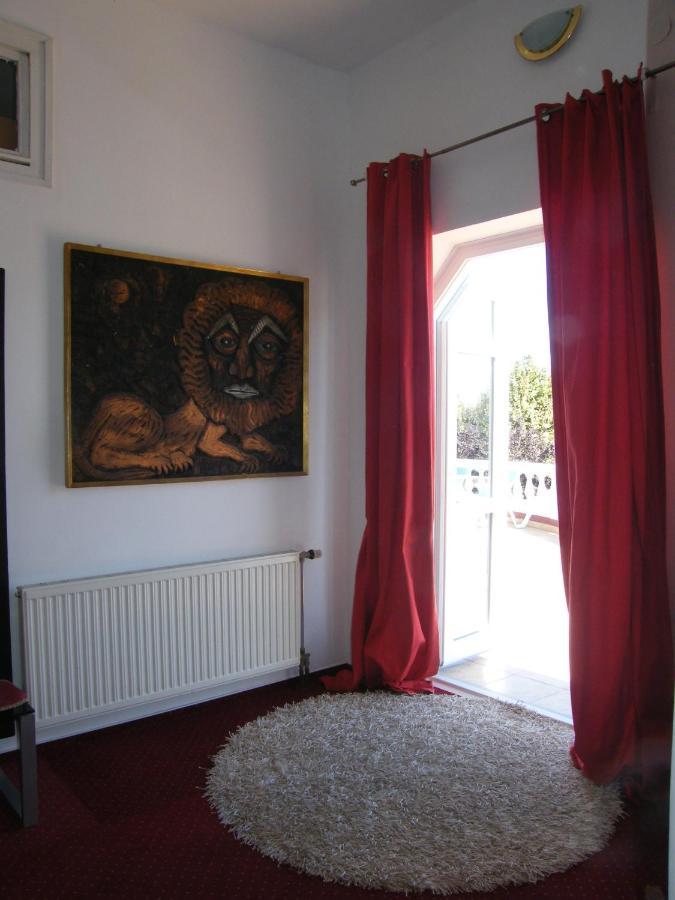 Bed and Breakfast Y Panzio Balatonlelle Esterno foto