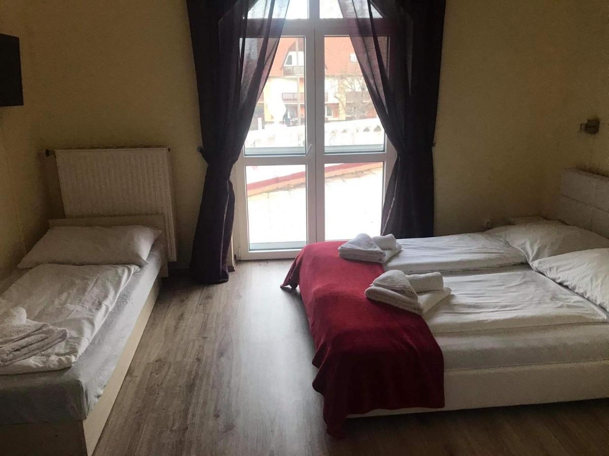 Bed and Breakfast Y Panzio Balatonlelle Esterno foto