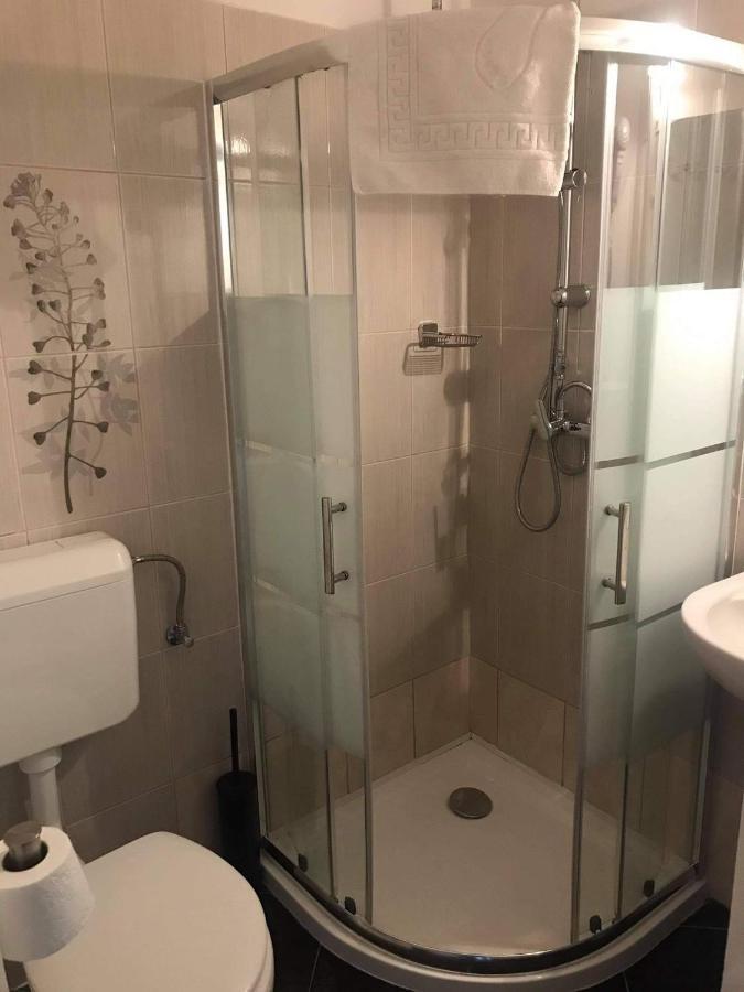 Bed and Breakfast Y Panzio Balatonlelle Esterno foto