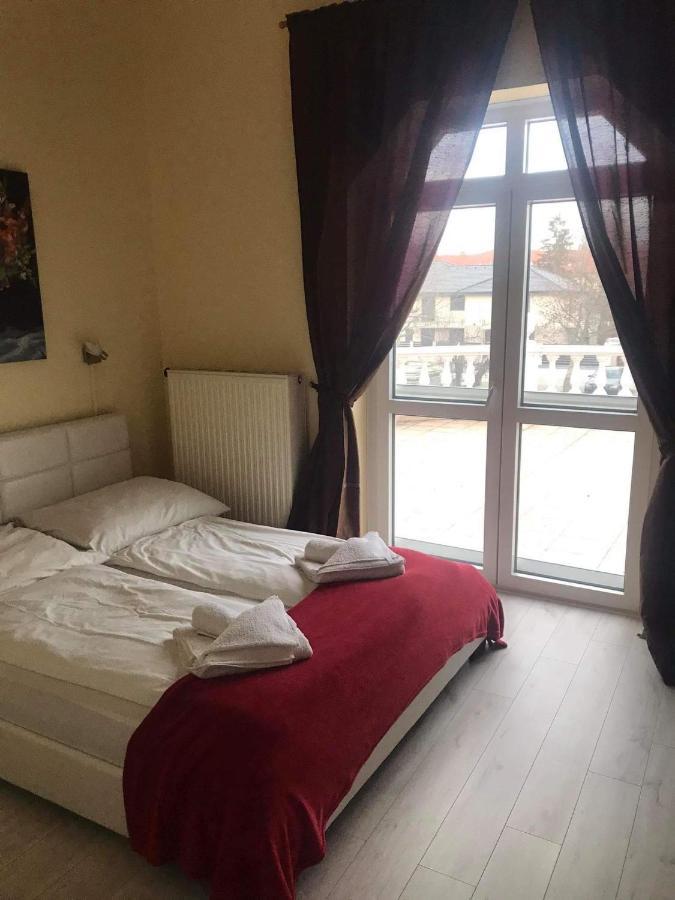 Bed and Breakfast Y Panzio Balatonlelle Esterno foto