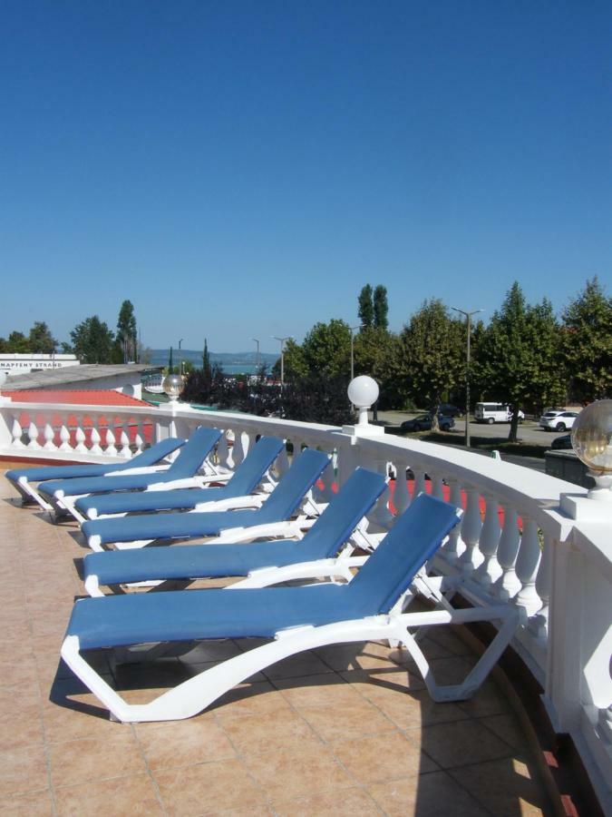 Bed and Breakfast Y Panzio Balatonlelle Esterno foto